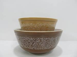 lot 172 image: Pair Matching Vintage PYREX NestingMixing Bowls