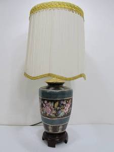 lot 268 image: Oriental Asian Japanese Chinese Hand Painted Vase Lamp.