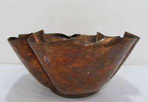 lot 282 image: Nice Vintage Hammered Copper Centerpiece