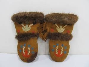 lot 289 image: Pair of Antique Fur Lined Native American Beaded Mitts