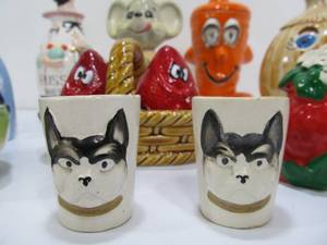 lot 300 image: Vintage 1950s-60s Anthropomorphic & Other Salt Pepper Shakers & Kitchen Items