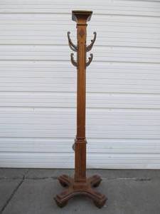 lot 319 image: Large 8-Hook CoatHat Rack