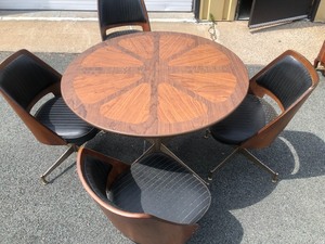 lot 8 image: Vintage Mid Century BRODY Dining Table w4 Matching Swivel Barrel Chairs