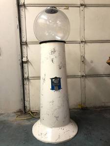 lot 333 image: Very Cool LARGE Vintage BEAVER Fiberglass Gumball Machine - White