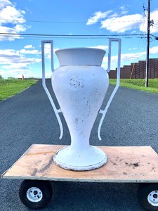lot 348 image: LARGE Heavy Vintage Cast Iron Garden Urn 