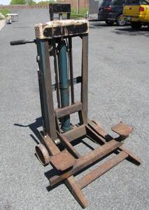 lot 366 image: Vintage Simpson Heavy Duty Hydraulic AutoCar Lift Jack