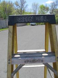 lot 368 image: 68 Fiberglass Green Bull Ladder