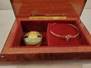 lot 16 image: Music Box With Very Nice Inlay Art Work
