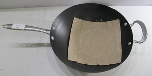 lot 569 image: Nordic Ware Large Black 14 Inch Asian Cooking Wok Pan