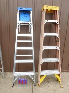 Qy of 2 ladders. Fiberglass is good used condition. Aluminum has crack on bottom of leg. As shown.