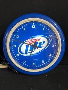 lot 113 image: Miller Lite fluorescent lit clock