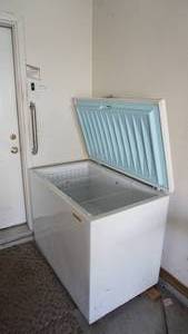 lot 4 image: White Chest Freezer