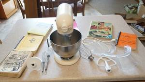 lot 14 image: Small Housewares