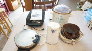 lot 18 image: Small Housewares