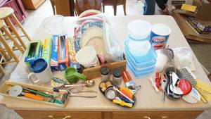 lot 19 image: Misc Kitchen Items