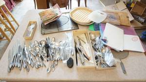 lot 22 image: Small Housewares