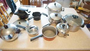 lot 25 image: Small Housewares