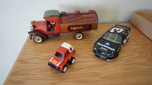 lot 95 image: 3 Vintage Collectible Vehicles