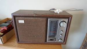 lot 114 image: Vintage Sony AMFM 2-Band Radio
