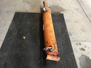 lot 5 image: Hydraulic Cylinder