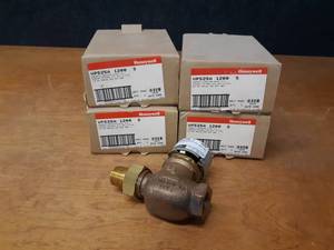 Lot of (4) Honeywell Pneumatic Radiator Valves - Part No. VP525A 1200