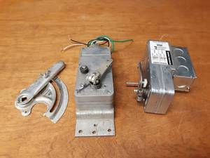 lot 1512 image: (2) Multiproducts TB2001 Damper Actuators