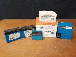 lot 1604 image: Lot of Honeywell Controls - Burner Control and More