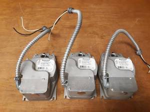 lot 1622 image: (3) Honeywell Two Position Actuators