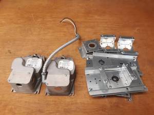 lot 1623 image: (2) Honeywell Two Position Actuators  Brackets