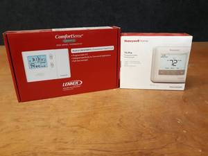 lot 1659 image: Lot of (2) Programmable Thermostats - Honeywell TH4110U2005 & Lennox ComfortSense C0STAT05FF1L