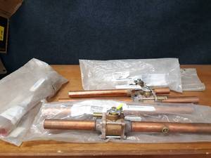 lot 1679 image: Lot of (5) Beacon Medical Gas 1-14 Brass  Copper Shut Off Valves