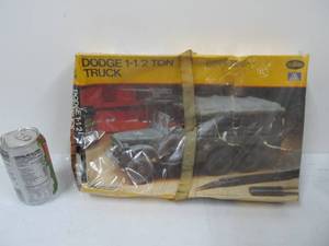 lot 42 image: Vintage Testors US Army Dodge 1-12 Ton Truck