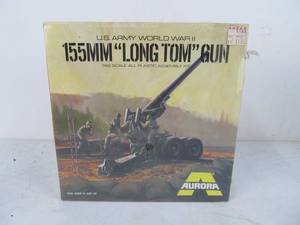 lot 123 image: Vintage Aurora 155mm Long Tom Gun