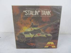 lot 128 image: Vintage Aurora WW2 Russian Stalin Tank