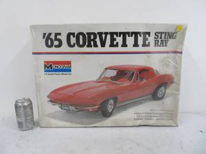 lot 1 image: Large Vintage Monogram 65 Corvette Sting Ray