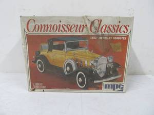lot 160 image: Vintage MPC Connoisseur Classic 1932 Ford Roadster