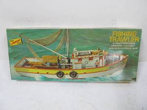 lot 161 image: Vintage Lindberg Line Motorized Fishing Trawler 