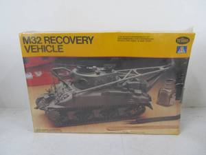 lot 198 image: Vintage Testors US Army M32 Recovery Vehicle