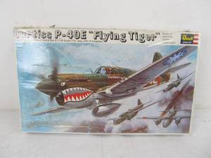 lot 223 image: Vintage Revell Curtiss P40-E Flying Tiger