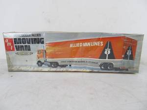 lot 267 image: Large Vintage AMT Great Northern TrailmobileAllied Van Lines Moving Truck