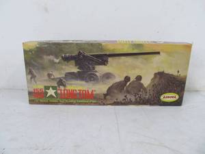 lot 272 image: Vintage Aurora 155mm Long Tom Gun