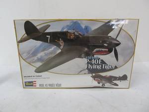 lot 164 image: Vintage Revell P-40E Flying Tiger