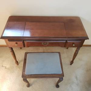 lot 52 image: Chic Traditional Makeup Table