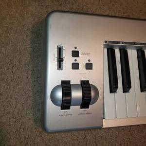 lot 23 image: M-Audio Key Station 61es Keyboard