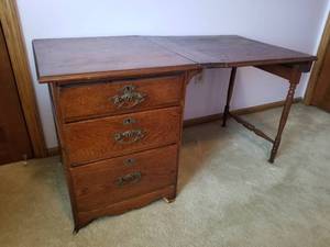 lot 105 image: Vintage Crafts Sewing Table Desk