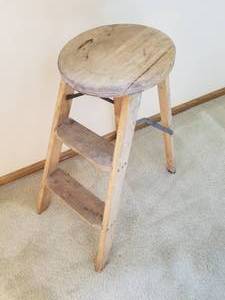 lot 124 image: Rustic Pine Step Ladder Stool