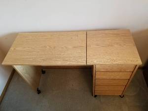 lot 114 image: Convenient Folding Craft Table