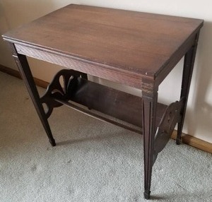 lot 30 image: Vintage Mahogany Side Table with Lower Book Shelf