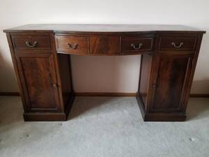lot 28 image: Vintage Mahogany Buffet Server by Huntley Furniture