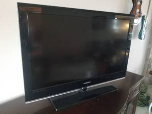 lot 95 image: Samsung 37 1080p LCD HDTV Model LN37B530P7F